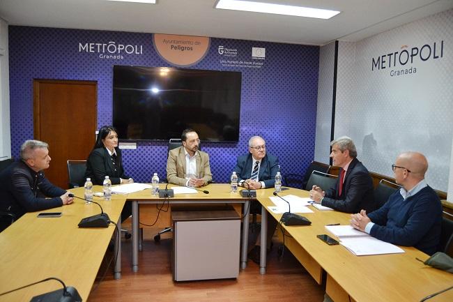 El alcalde, junto a otros representantes municipales, en la reunión con el delegado de la Junta.