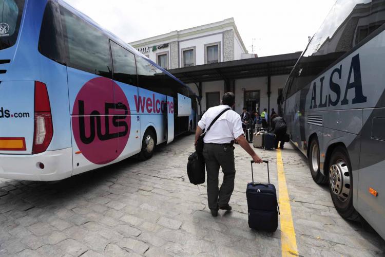 El servicio de autobús comenzó en abril de 2015.