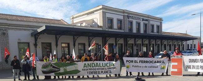 Concentración en Granada por la recuperación de la línea Guadix-Lorca.