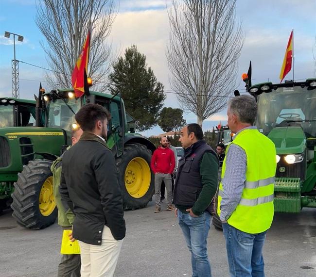 Salida de los tractoristas de Huéscar el primer día de protestas por la crisis del campo, el pasado martes por la mañana.