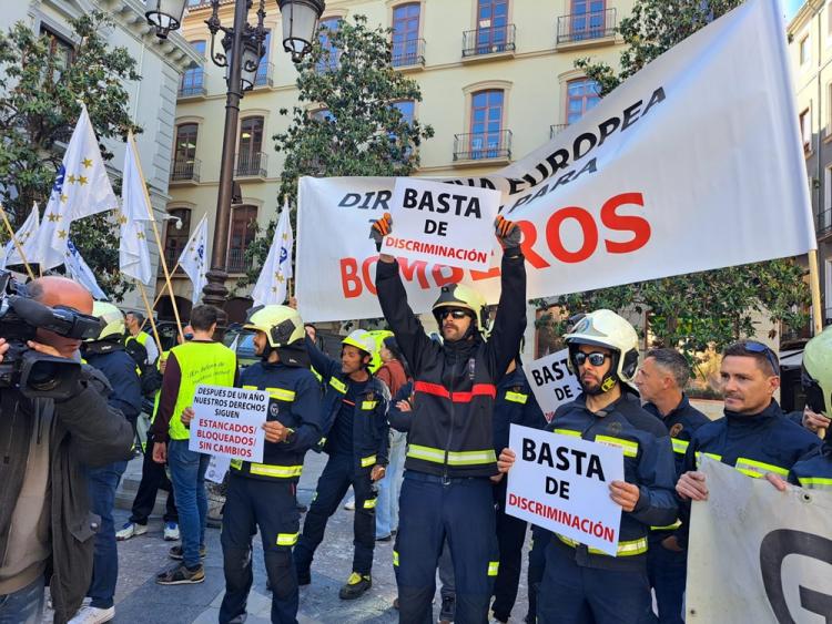 Bomberos de Granada, en la concentración en la Plaza del Carmen.