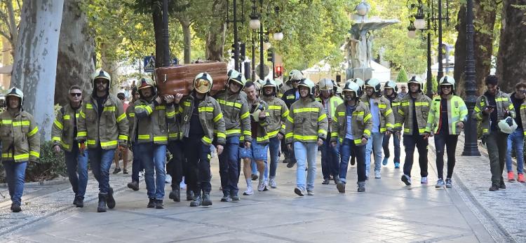 Bomberos de Granada, este viernes, se dirigen hacia la Plaza del Carmen.