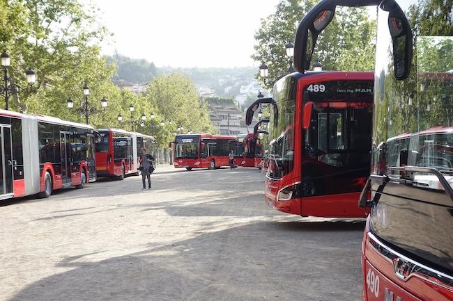 Autobuses urbanos híbridos en imagen de archivo.