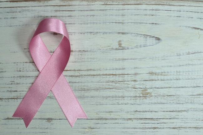 Lazo rosa que simboliza la lucha contra el cáncer de mama.