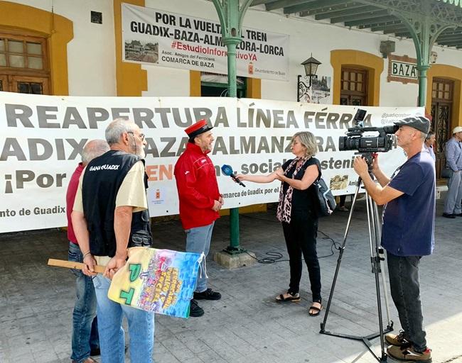 Antonio Francisco Martínez atiende a los medios en una de las concentraciones habituales.