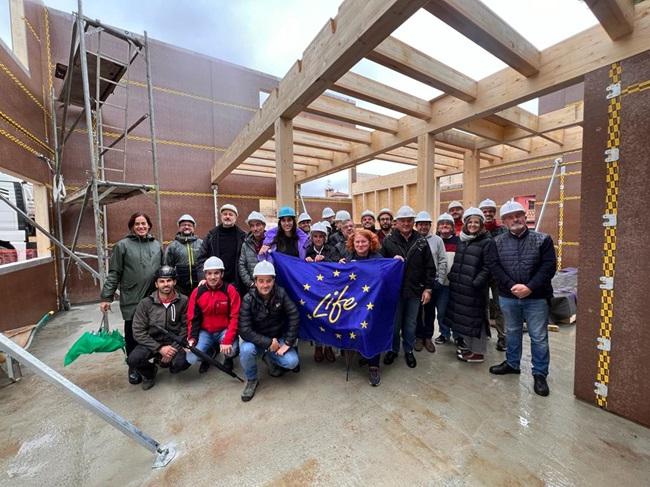  Visita de arquitectos, arquitectos técnicos, propietarios forestales, industriales, académicos e investigadores, junto a los propietarios de la vivienda.