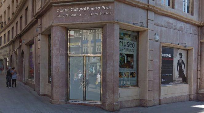 Imagen del local que será nueva oficina turística, cuando todavía era el Centro Cultural Puerta Real de Caja Granada.