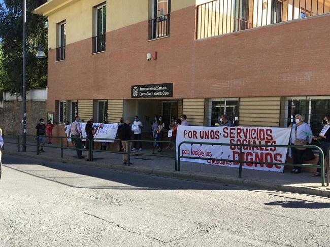 Concentración en el centro de servicios sociales Genil.