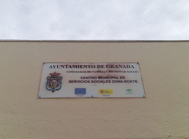 Detalle de la placa del Centro de Servicios Sociales.