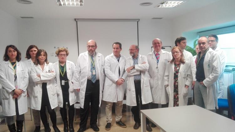 La gerente con el equipo de profesionales que aplica esta novedosa cirugía.