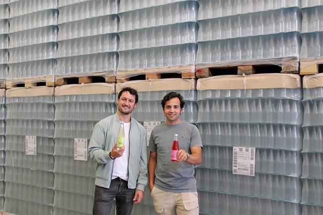 Imagen de los cofundadores de Víver Kombucha, una de las empresas beneficiadas.