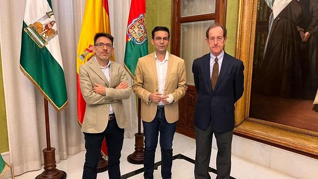 El alcalde con representantes del comité organizador del Congreso.