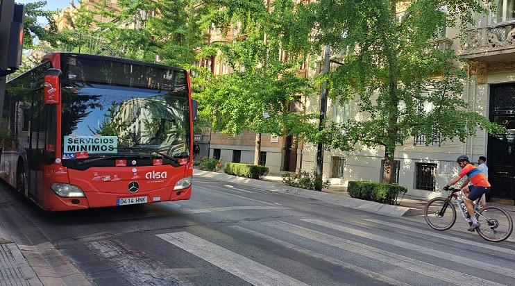 Autobús de servicios mínimos esta mañana del viernes por Gran Vía. 