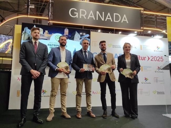 Rodríguez, en el centro en la imagen, ha asistido a la presentación del paquete turístico 'Todos los caminos llevan a Granada' en Fitur 2025.