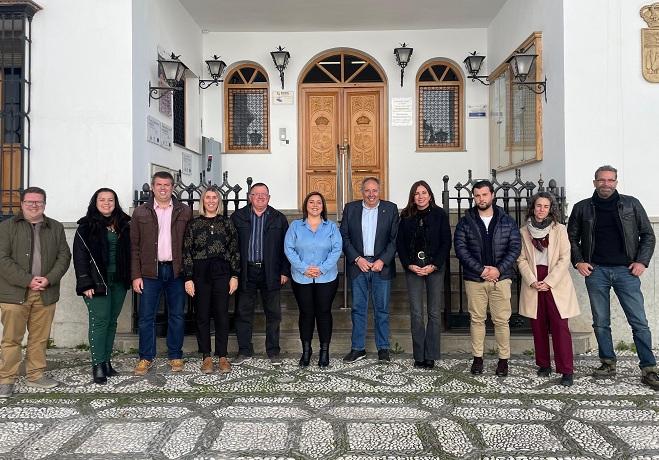 Responsables de los cinco municipios, frente al Consistorio de La Zubia. 