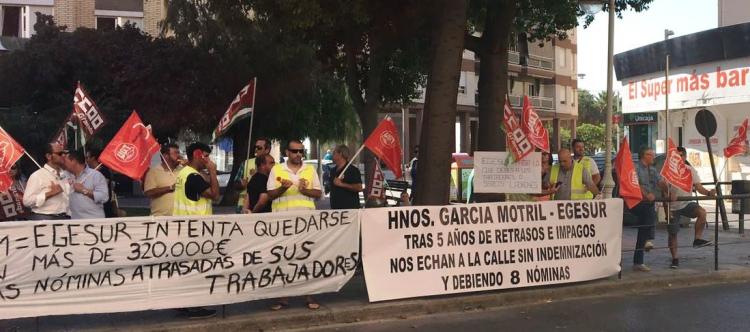 Concentración a la entrada del centro de trabajo.