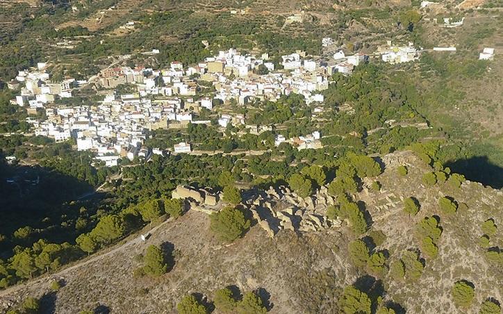 Vista de El Castillejo, en un cerro frente a Guájar Faragüit.