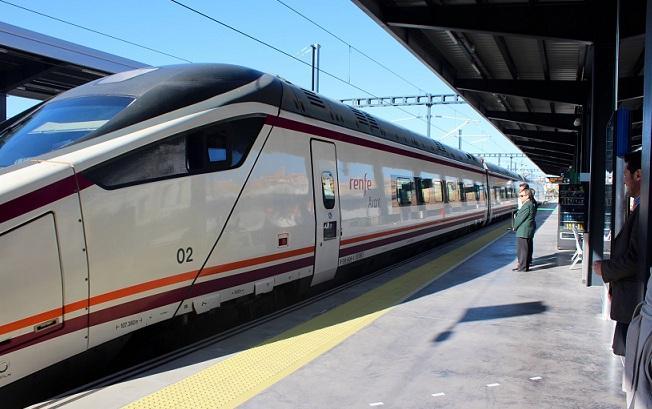 Tren Avant con Sevilla en la estación de Granada. 