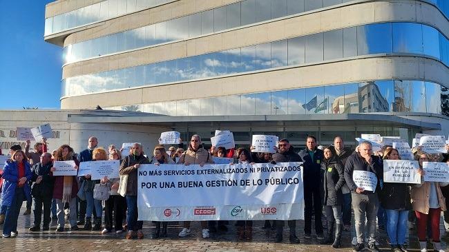 Movilización este jueves en la puerta de la sede central de la Diputación.