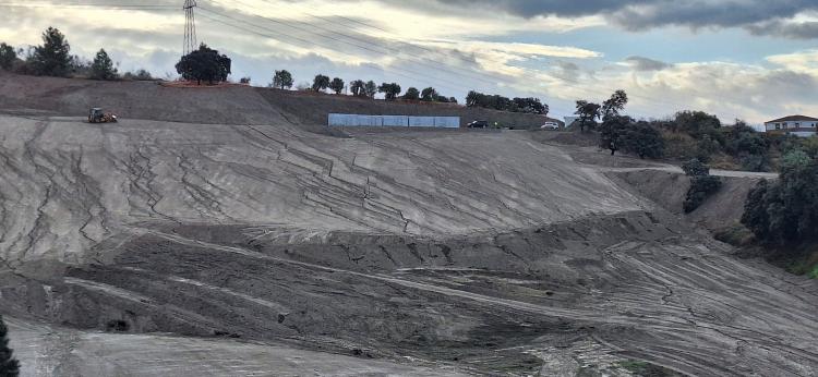 Trabajos de movimiento de tierras para instalar la macroplanta fotovoltaica.