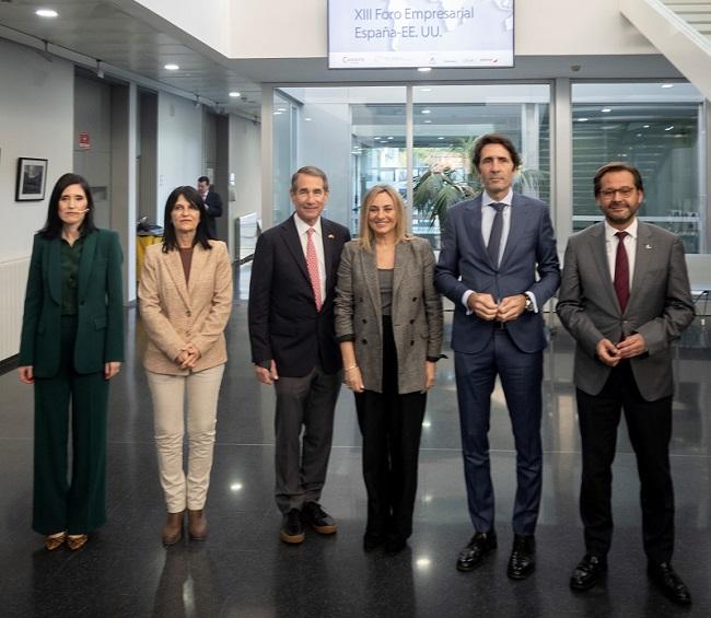 Autoridades y representantes de la Cámara, en la inauguración.