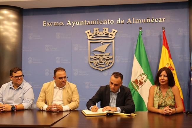 El presidente de la Diputación, en su visita al Ayuntamiento de Almuñécar. 