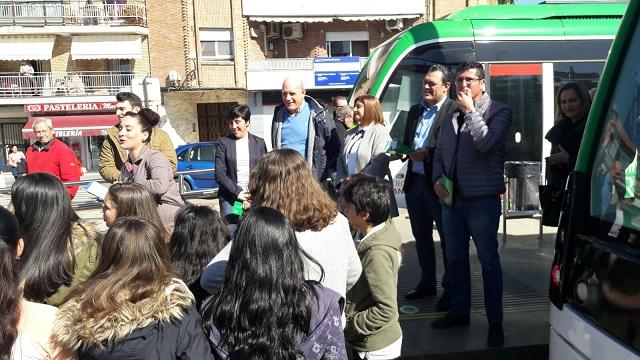 Escolares se familiarizan con vehículos del Metro en Armilla. 