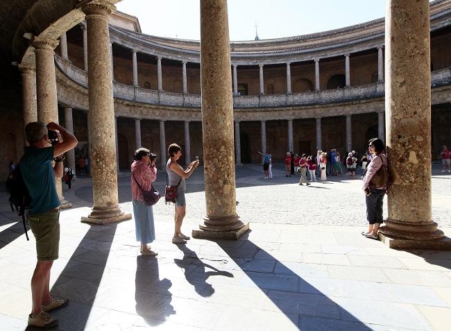 Turistas en el Palacio de Carlos V de la Alhambra.