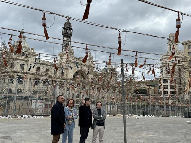 El presidente de la Diputación junto a la alcaldesa de Valencia y el alcalde de Madrid con el gerente de Pirotecnia Alpujarreña. 