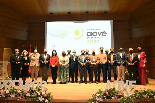 Foto de familia tras la entrega de los premios a los mejores aceites.