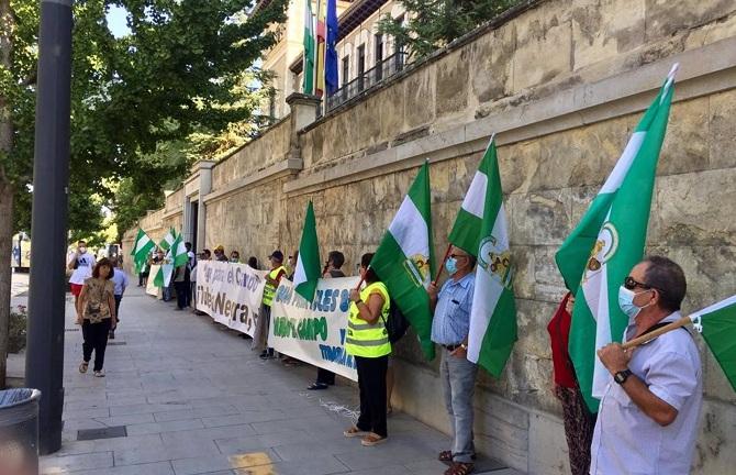 Una de las concentraciones de los regantes frente a la sede de la Junta en Granada. 