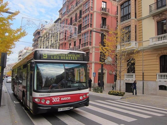 Autobús urbano pasando por Gran Vía. 