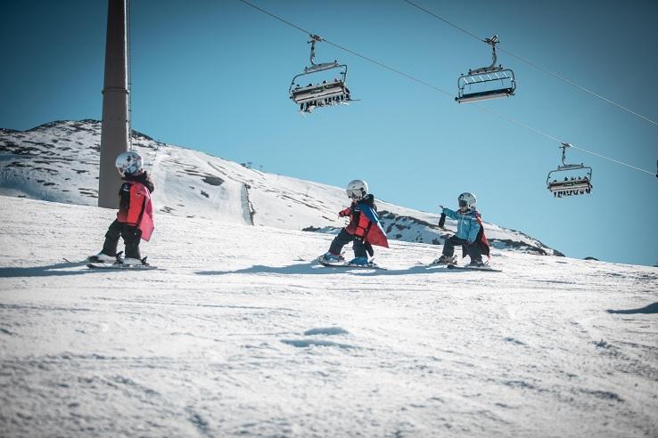 Niños esquiando en Sierra Nevada esta Navidad. 