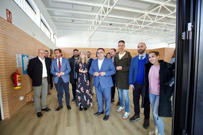 La consejera y el alcalde, en la inauguración del gimnasio.