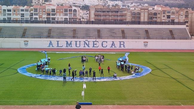 Escolares del colegio Torrecuevas durante la composición de la gota de agua.