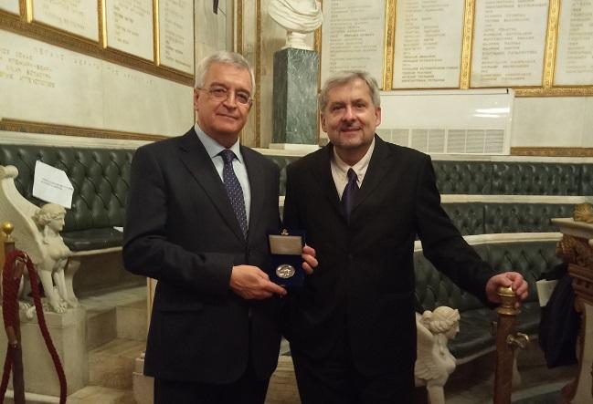 El profesor Moschos Morfakidis y el embajador de Grecia en España, Ioannis Tzovas.