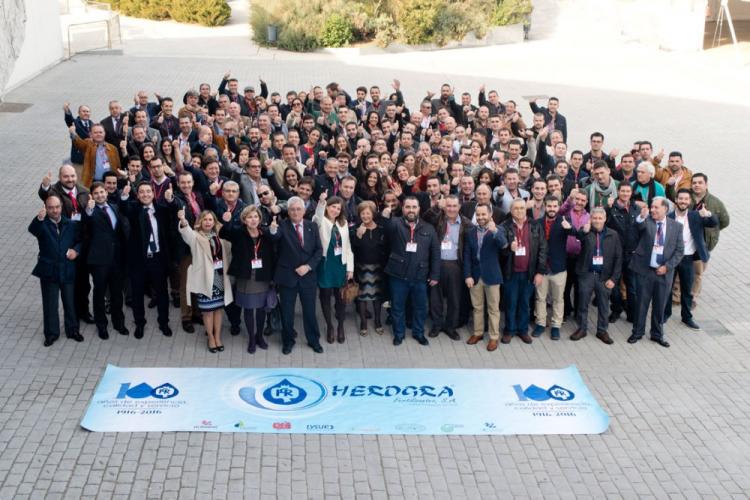 Foto de familia de la empresa por su centenario.