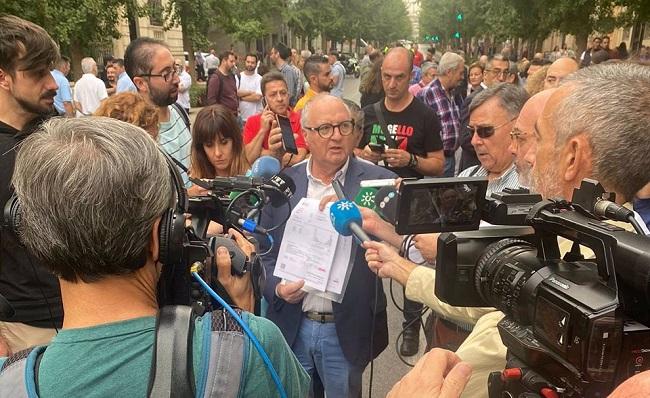 El presidente de los hosteleros granadinos atiende a los medios de comunicación.