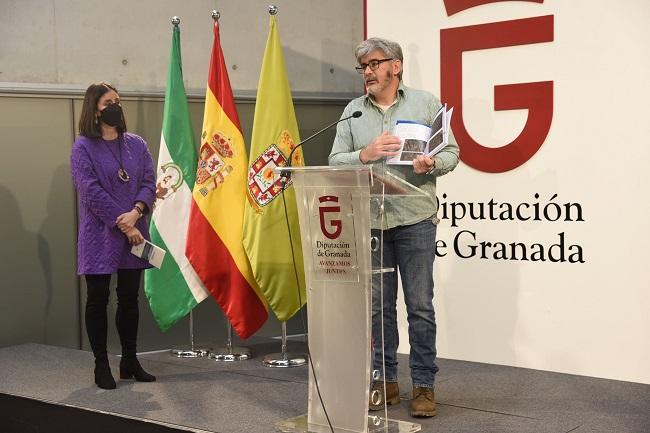 La diputada Carmen Fernández, junto al biólogo Juan Ramón Fernández Cardenete