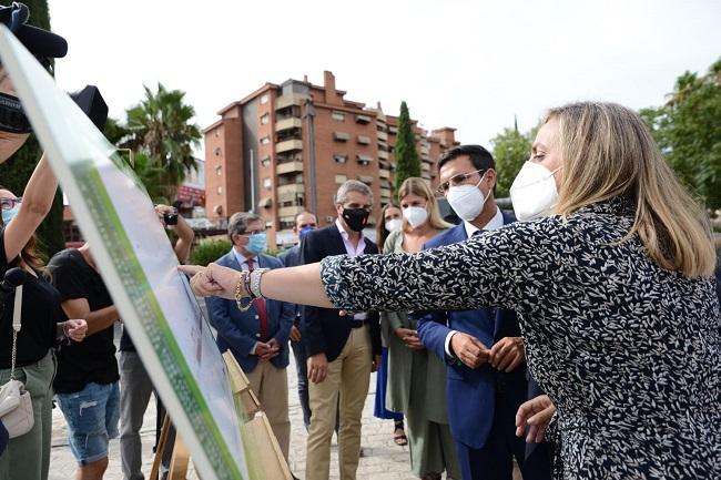 La consejera Marifrán Carazo junto al alcalde de Granada, con el resto de cargos públicos que han acudido al inicio de la obra.