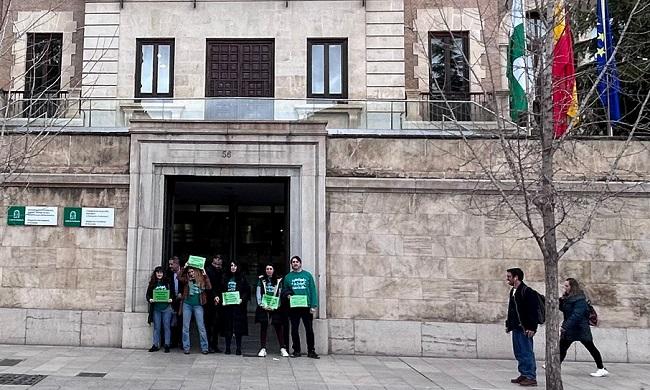 Protesta a las puertas de la Delegación de Educación de la Junta.