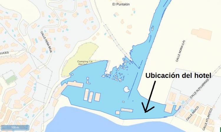 Zona inundable, en color azul, en la desembocadura del río Jate en La Herradura, y ubicación del hotel.