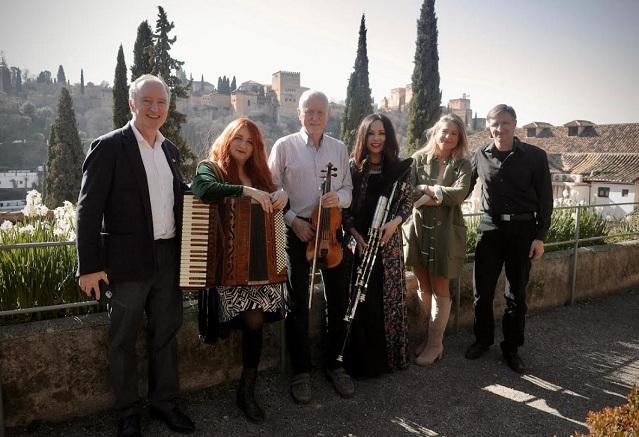 Miembros del Círculo de Estudios Irlandeses de la UGR junto con Matt Cranitch y Louise Mulcahy, grandes estrellas de la música tradicional irlandesa, en una edición anterior. 