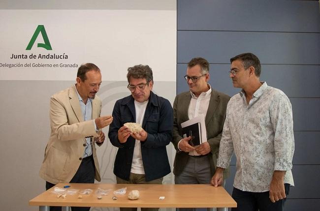 Jiménez Arenas, con una pieza en la mano, acompañado por Egea, Romero y Martínez.