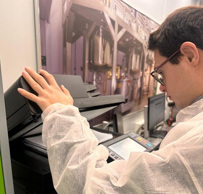 El joven Jorge Iza, en su trabajo en Laboratorios Rovi. 