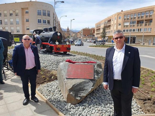 Inauguración de la rotonda con la réplica de la locomotora.