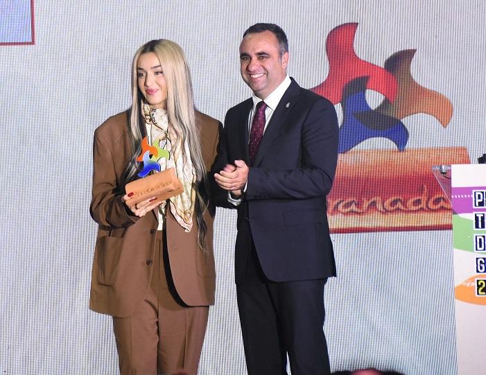 Lola Índigo al recibir el premio de turismo de la Diputación.