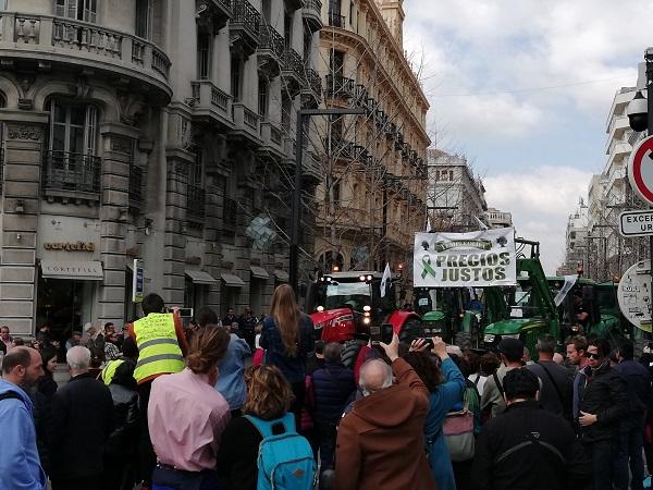 Imagen de la manifestación a su paso por Gran Vía.