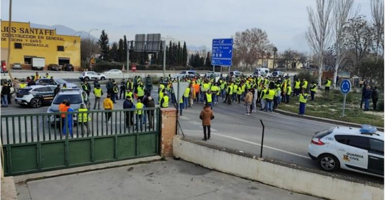 Manifestantes agrícolas retenidos en Santa Fe por un dispositivo de la Guardia Civil.