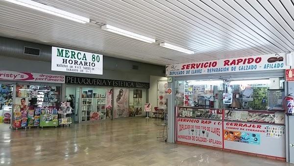 Comercios en Merca 80, en el Zaidín.